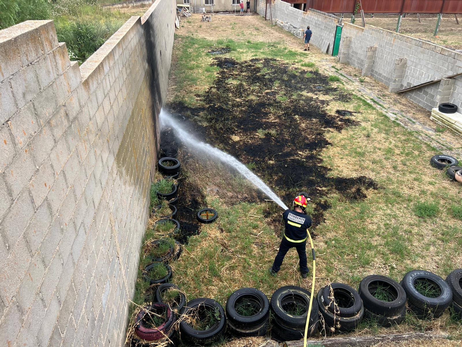 Amplio despliegue por un incendio en el campo de tiro de Villaralbo