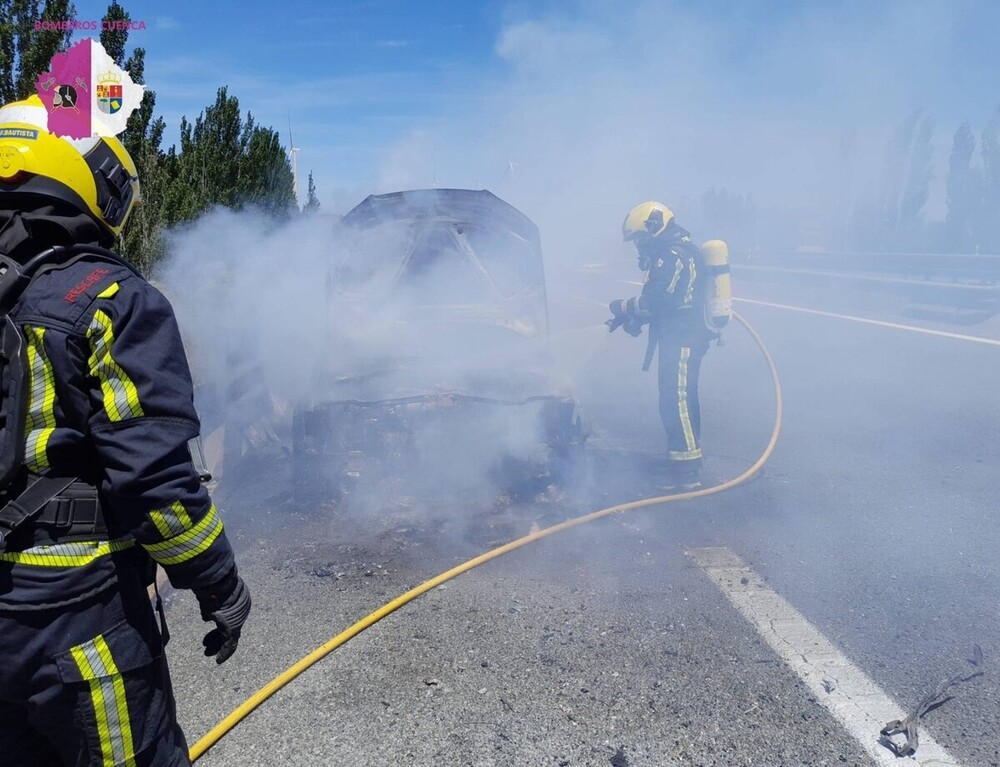 Los bomberos sofocan el incendio de un vehículo en la A-3