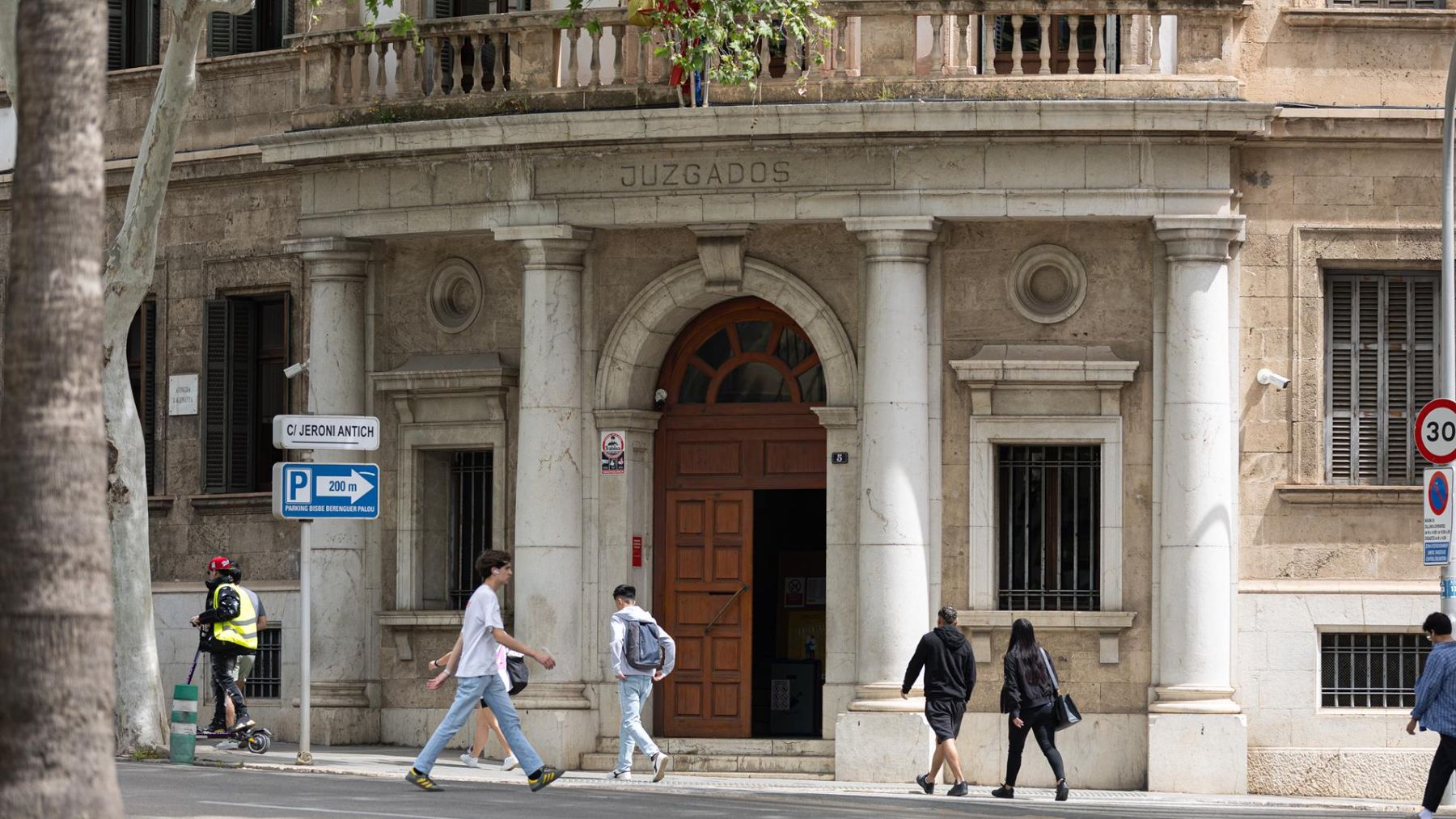 A prisión una madre por atacar a otra con un cúter tras una discusión en el grupo de WhatsApp del colegio