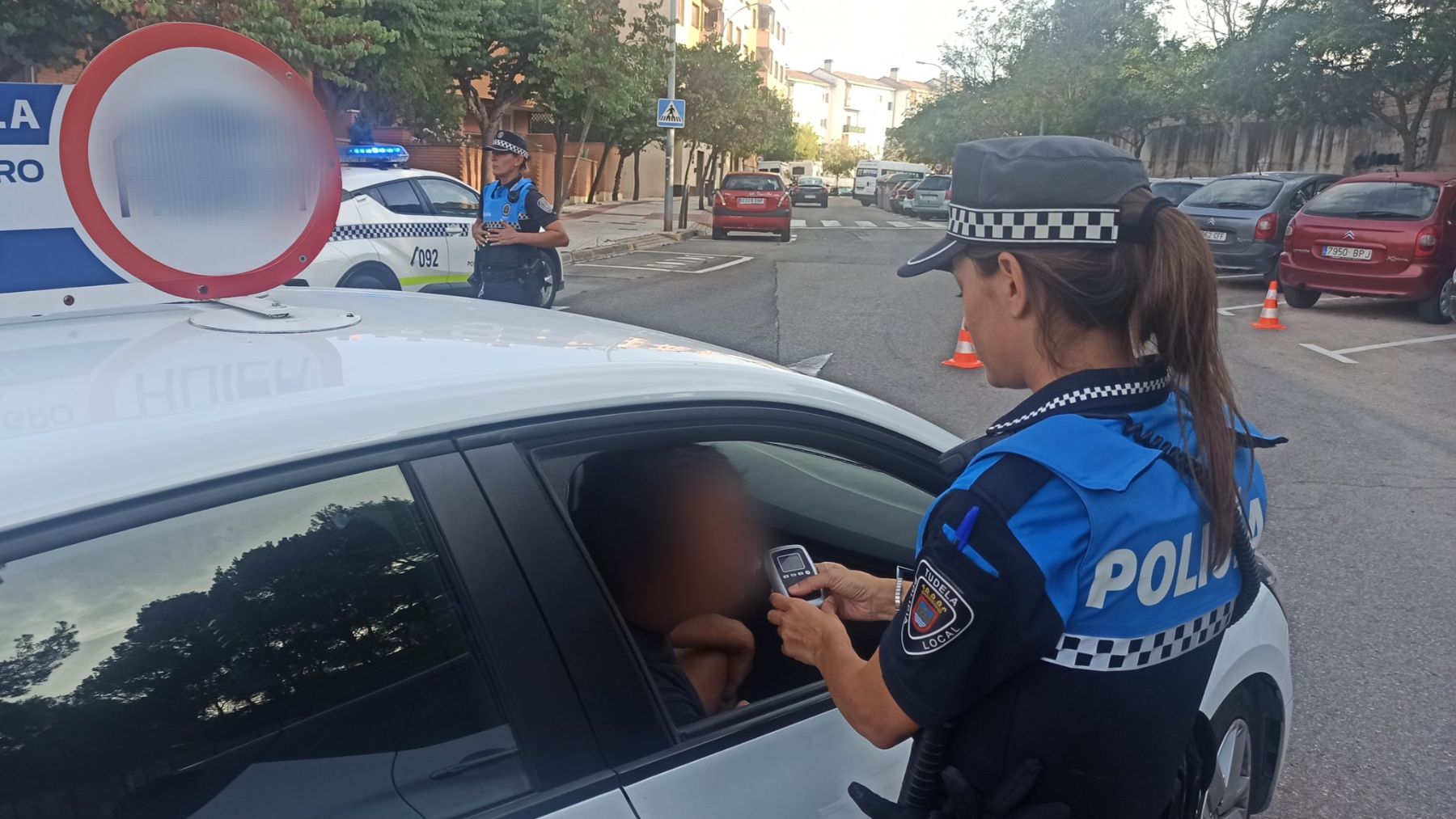 Un matrimonio borracho se enfrenta a la Policía en pleno altercado vial: acabaron juntos en el calabozo