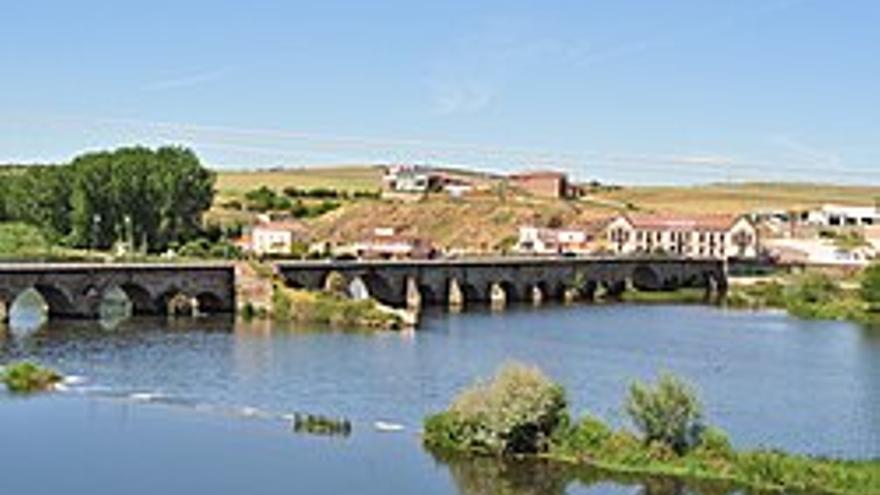 Buscan a un menor de 14 años desaparecido mientras se bañaba en el río en Alba de Tormes
