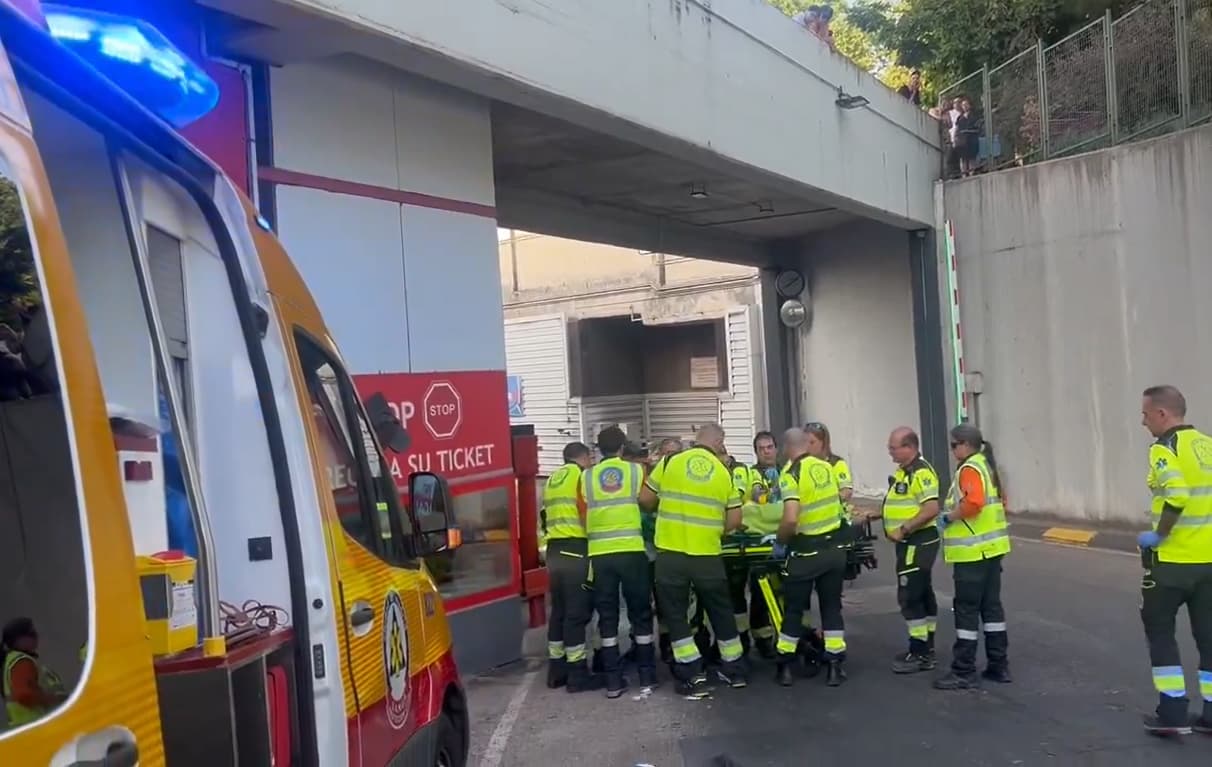Mujer resulta herida grave tras caer desde siete metros en estación de autobuses de Madrid tras ser agredida