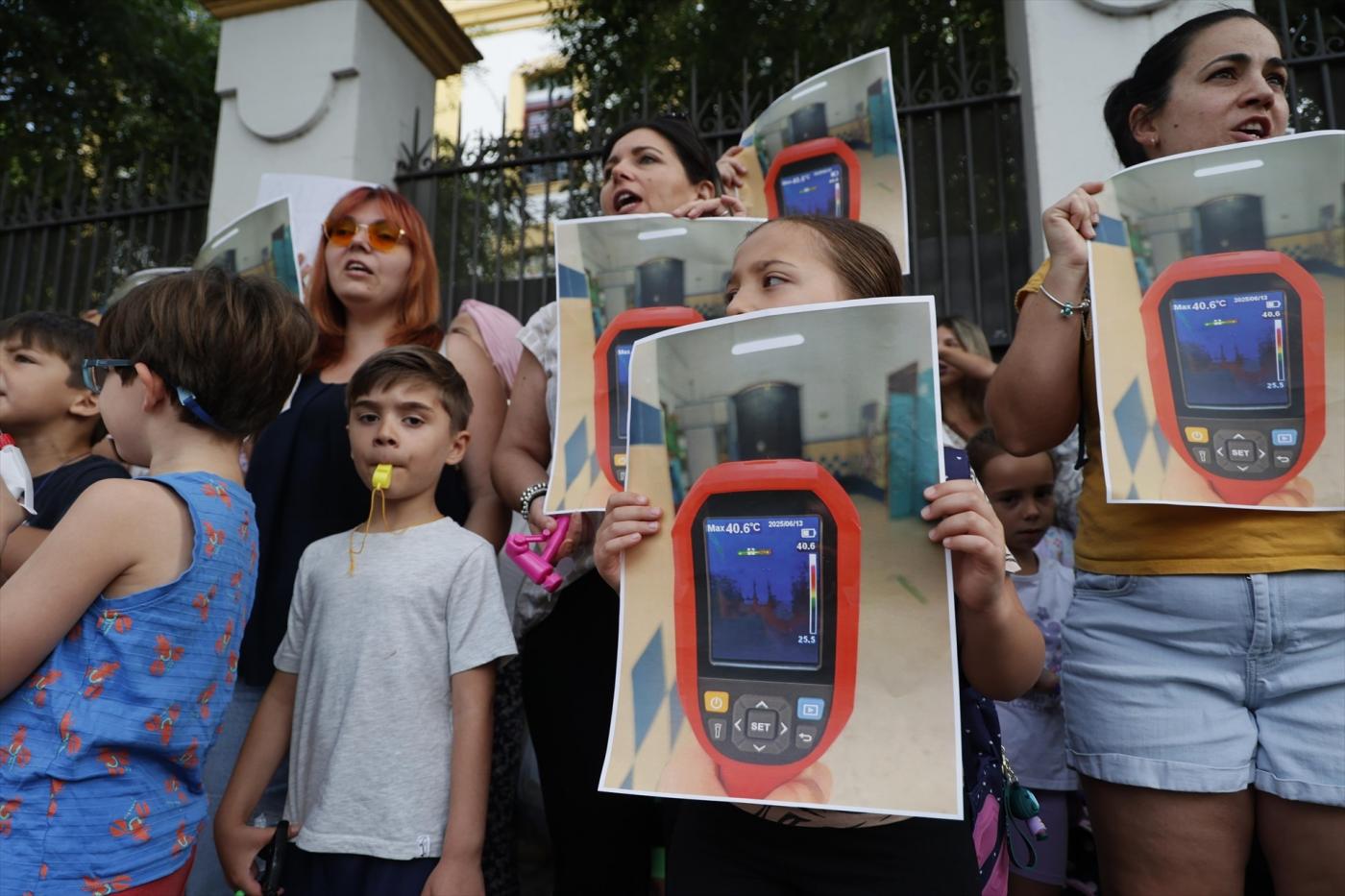 Imagen de la concentración en el CEIP Borbolla - AMPA