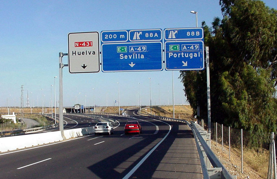 Atasco en la A49: paralizadas las obras de asfaltado