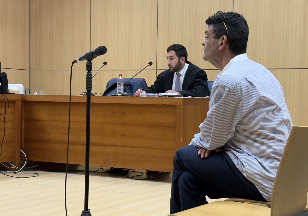 Un profesor acusado de tocamientos a dos alumnas alega que eran ellas «las que se le arrimaban»