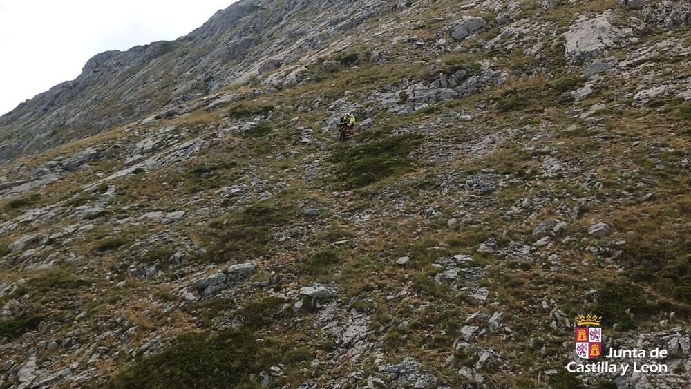 El Grupo de Rescate auxilia a una mujer en la Montaña
