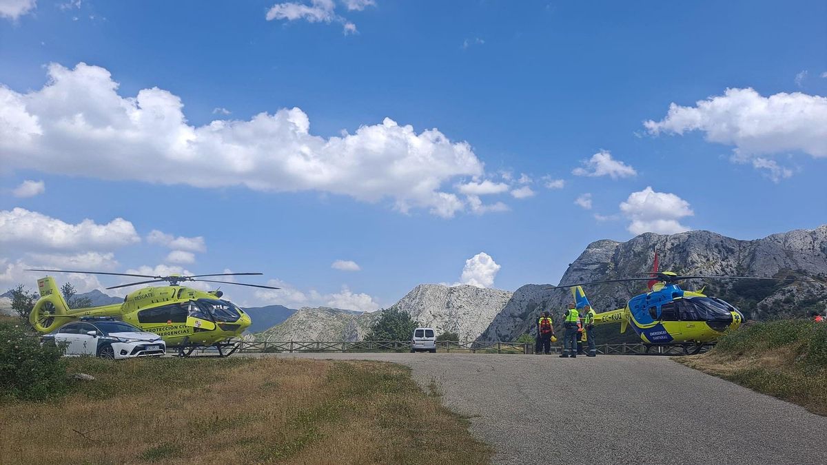 Dos helicópteros de la Junta, el de rescate y el sanitario, este domingo junto a la Cueva de Valporquero.
