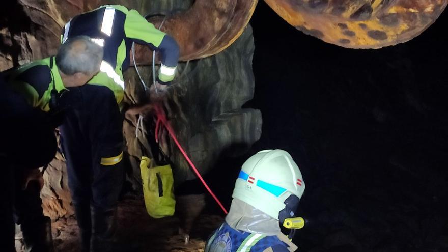 Rescatan a un hombre de madrugada en las rocas del Peine del Viento