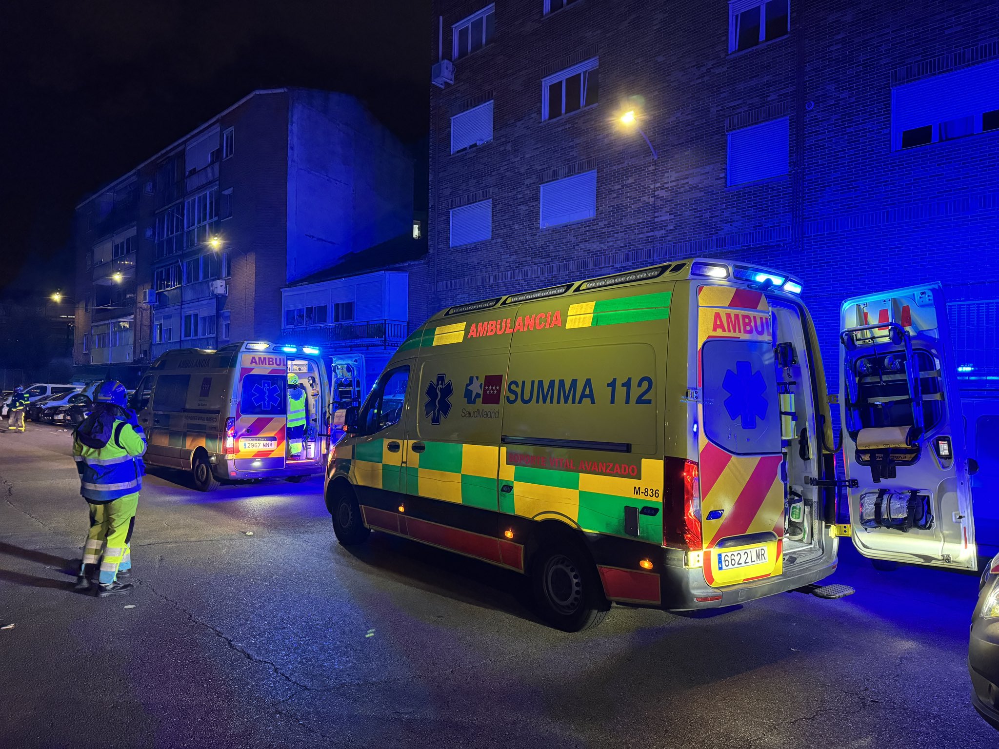 Seis intoxicados y varios vecinos rescatados en el incendio de un edificio en Torrejón de Ardoz