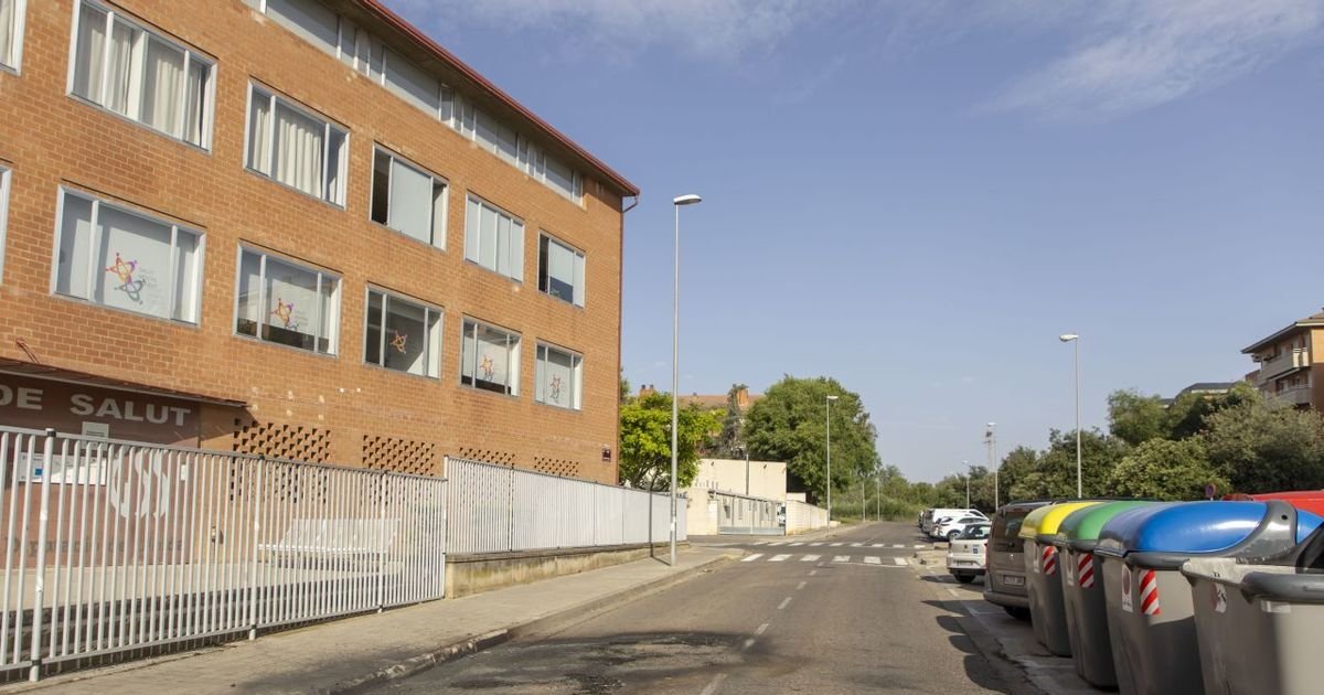 Arden contenedores en medio de la calzada en Henry Dunant