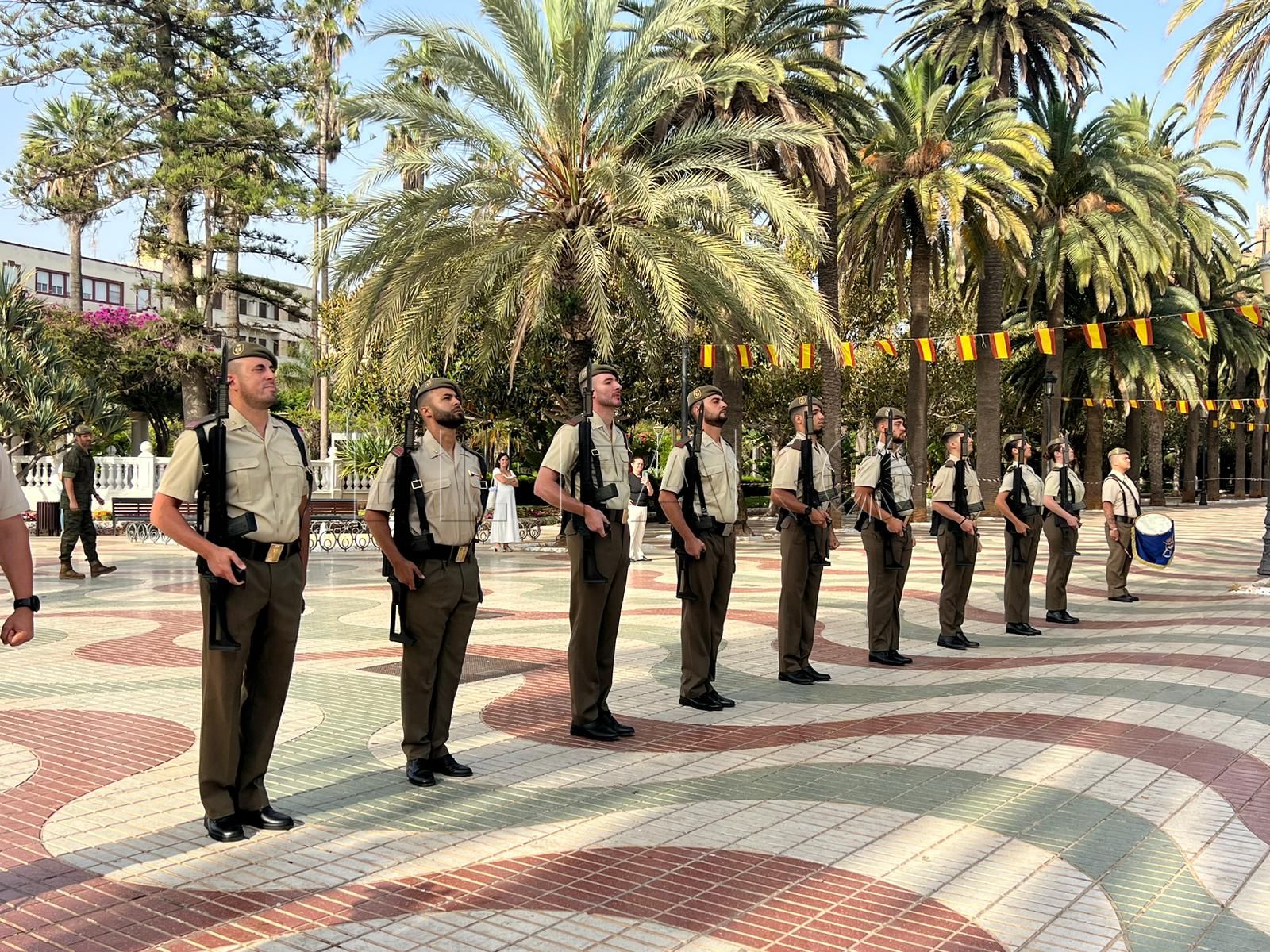 Solemne izado de la Bandera da inicio a los actos conmemorativos del Día de las Fuerzas Armadas en Melilla