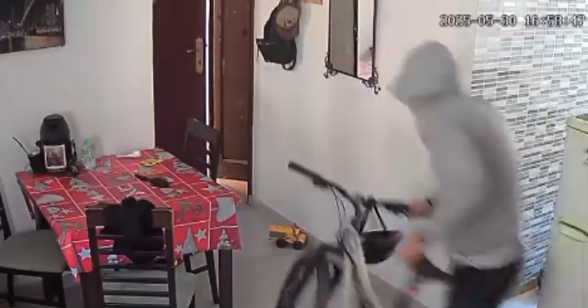 roba dinero, una bicicleta y un patinete eléctrico