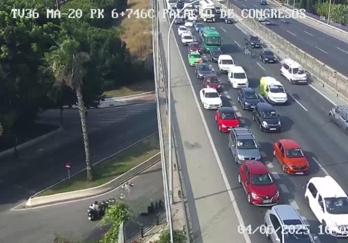 La colisión entre un coche y una moto deja un muerto y atascos kilométricos en la MA-20