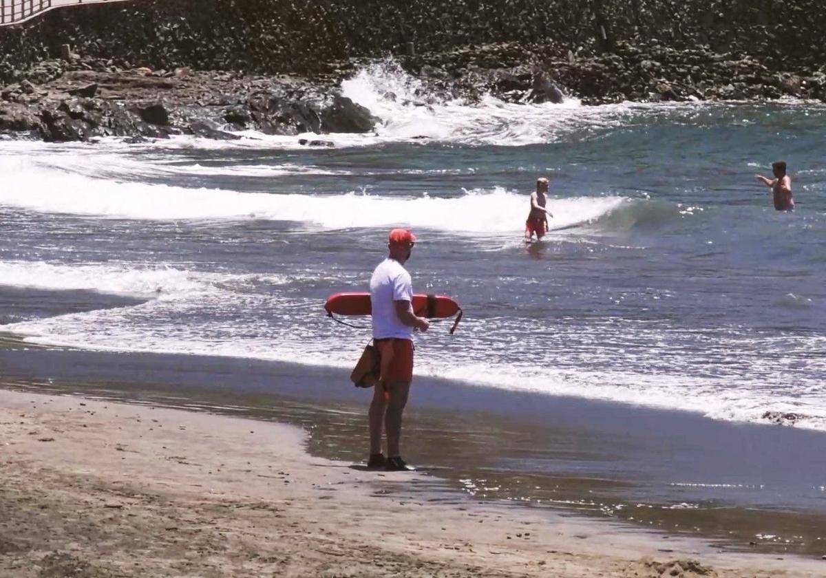 Dos muertos, un crítico y 2 heridos por ahogamiento en las costas canarias en tres días