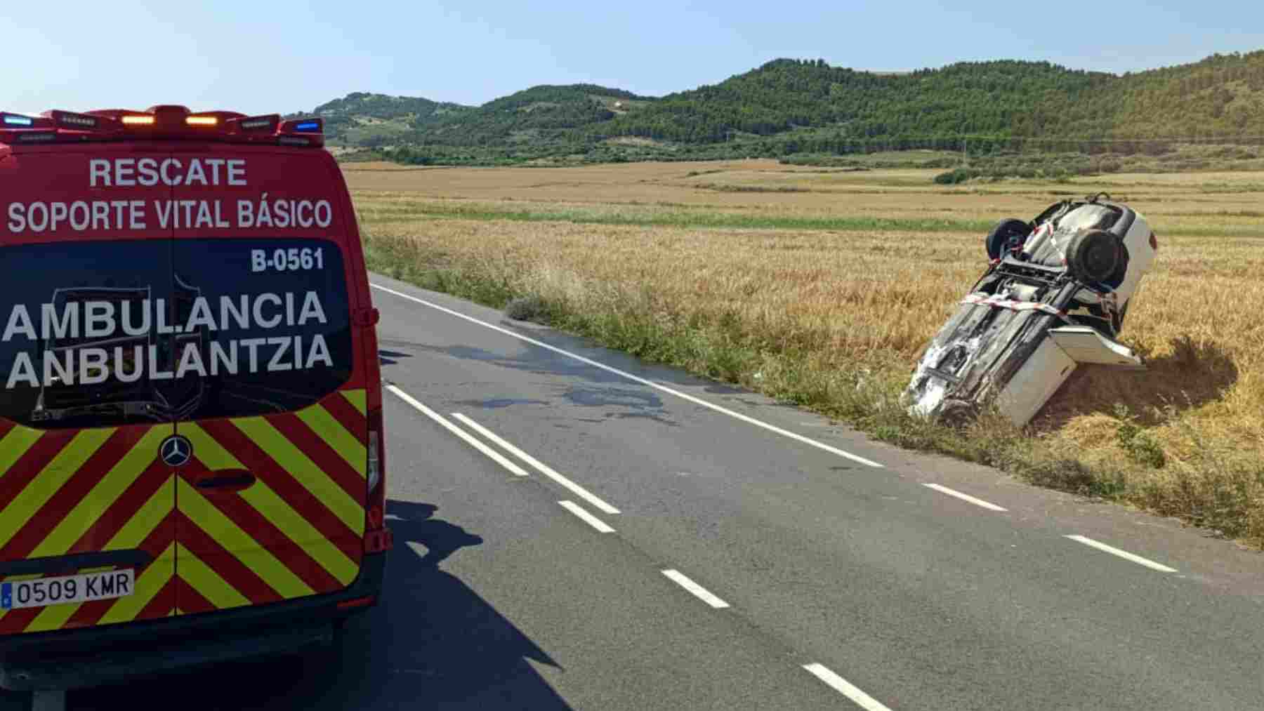 Pierde el control de su coche y acaba volcada cabeza abajo en el arcen de una carretera en Navarra
