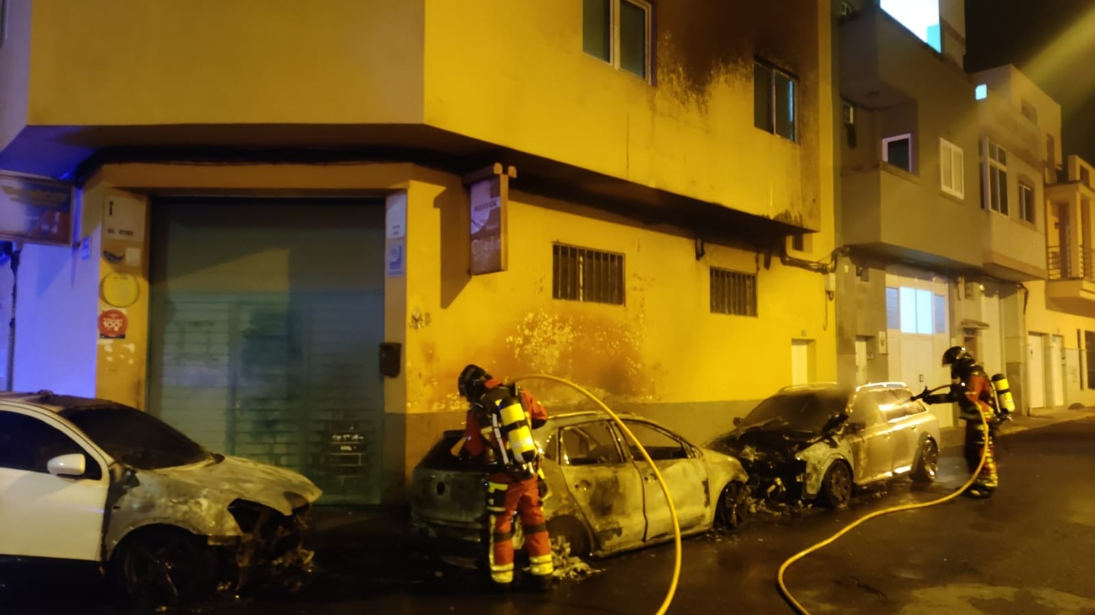 Arden tres coches en Las Torres