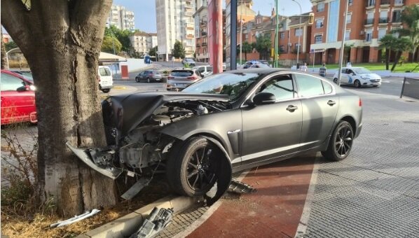 Susto en Huelva: Empotra su coche contra un árbol en la avenida de Andalucía