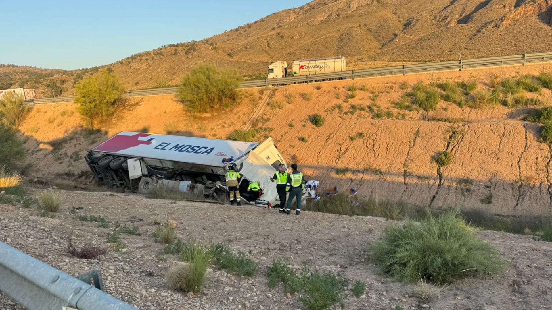 Rescatan a un camionero atrapado tras volcar en la A-33, a su paso por Jumilla