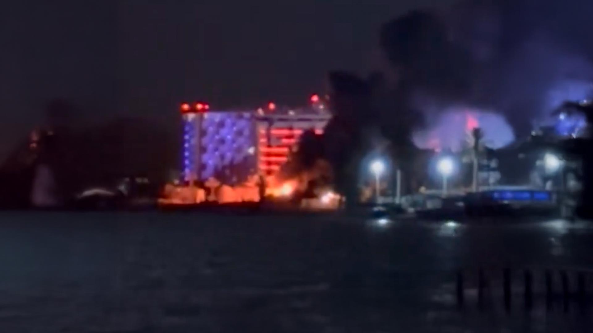 Un incendio arrasa tres establecimientos en la Playa d’en Bossa de Ibiza