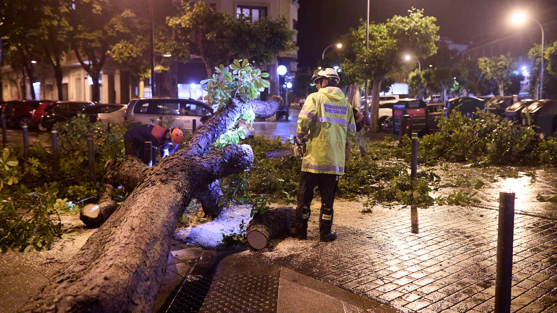 Un joven herido en Pamplona tras la tromba de agua y viento: se había resguardado en una terraza