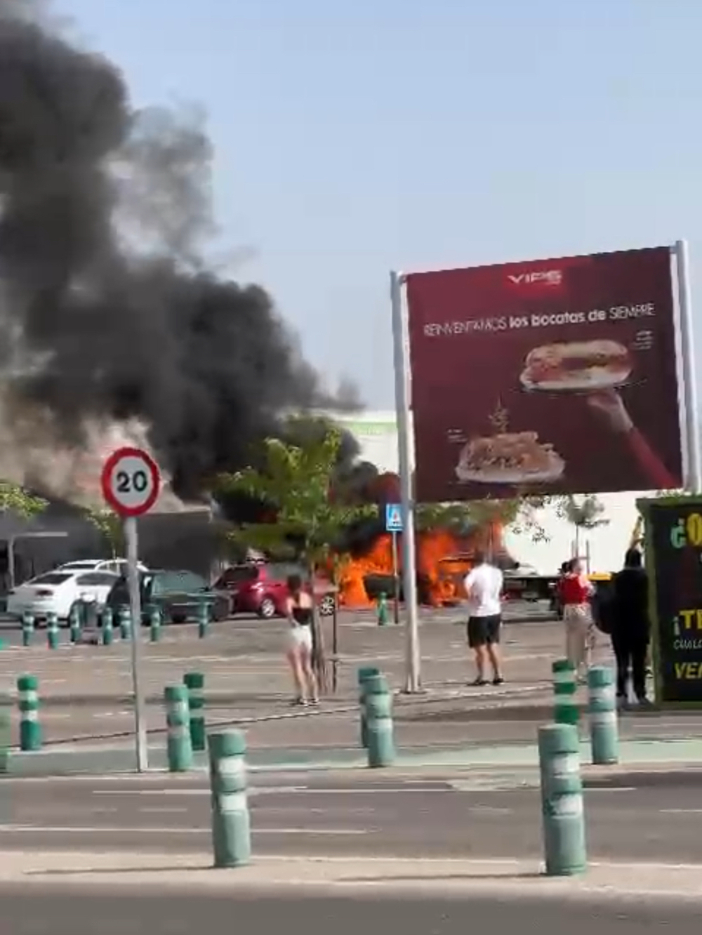 Un vehículo arde en el Parque Comercial Abadía causando pánico entre los presentes