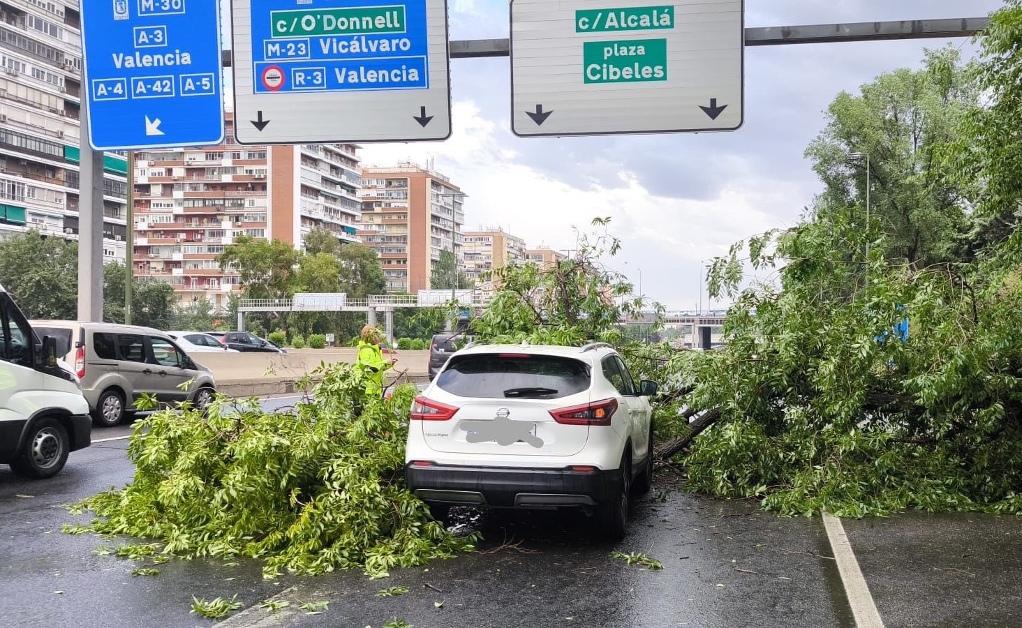 El granizo sorprende a Madrid en pleno junio y provoca kilométricas retenciones
