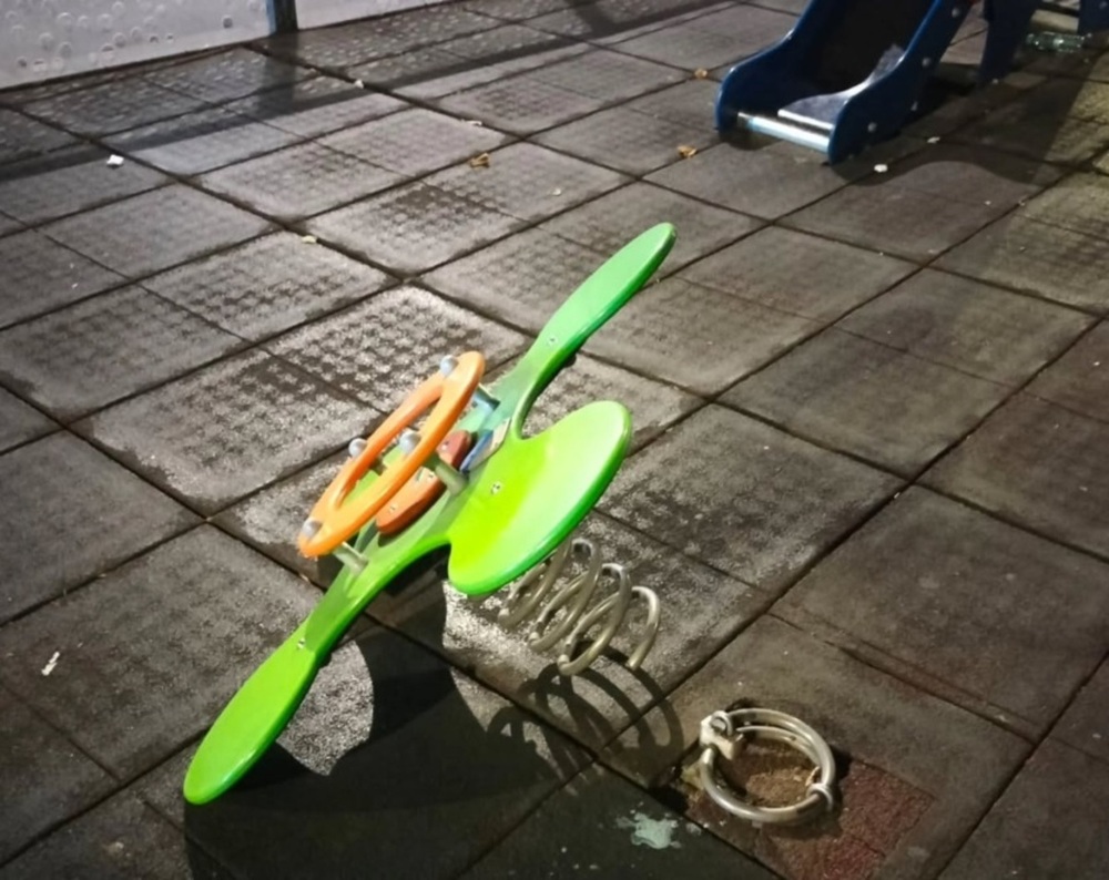 Vandalizan la zona infantil de la Plaza de la Constitución