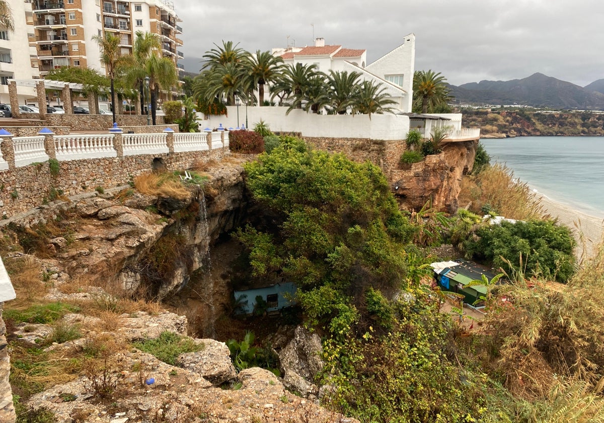 Vecino de Nerja cae por acantilado en el Mirador del Bendito y es evacuado al Hospital Regional de Málaga