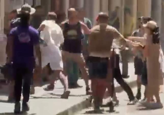 Vecinos del Raval se enfrentan a ladrones en un violento robo en Barcelona