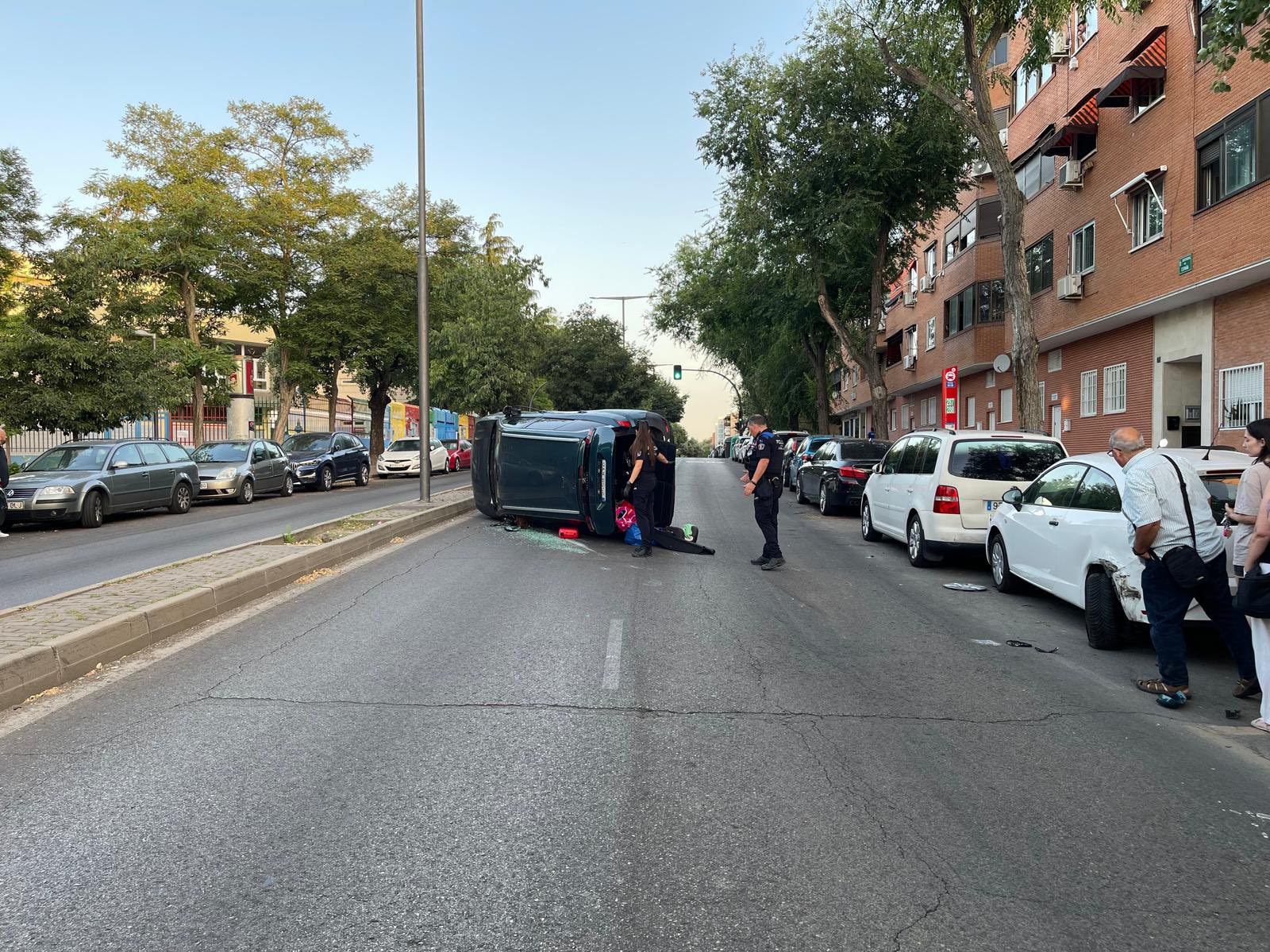 Vuelca un vehículo en la avenida de España de Coslada