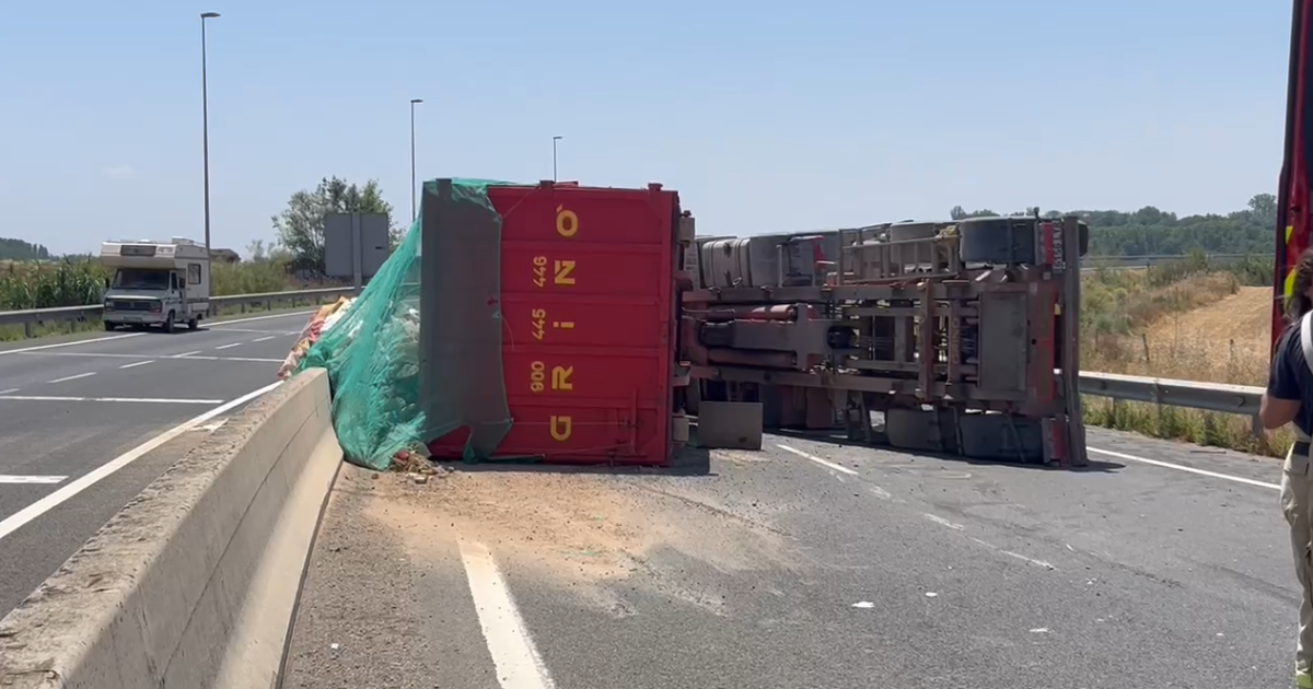 ¡Camión vuelca en la C-13 causando corte total de la calzada en Lleida!