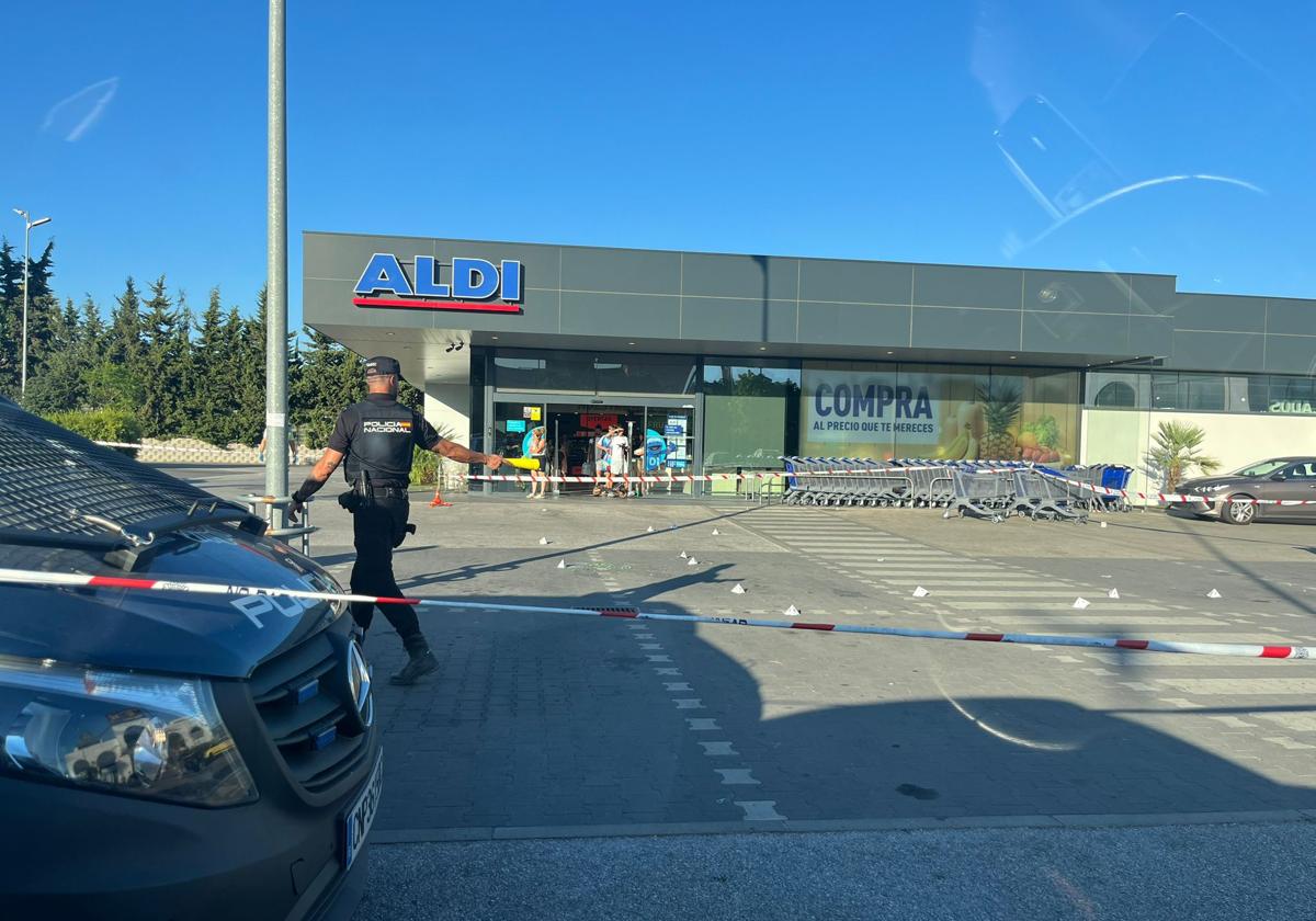 Un nuevo tiroteo en el parking de un supermercado en Estepona deja un herido por una bala perdida