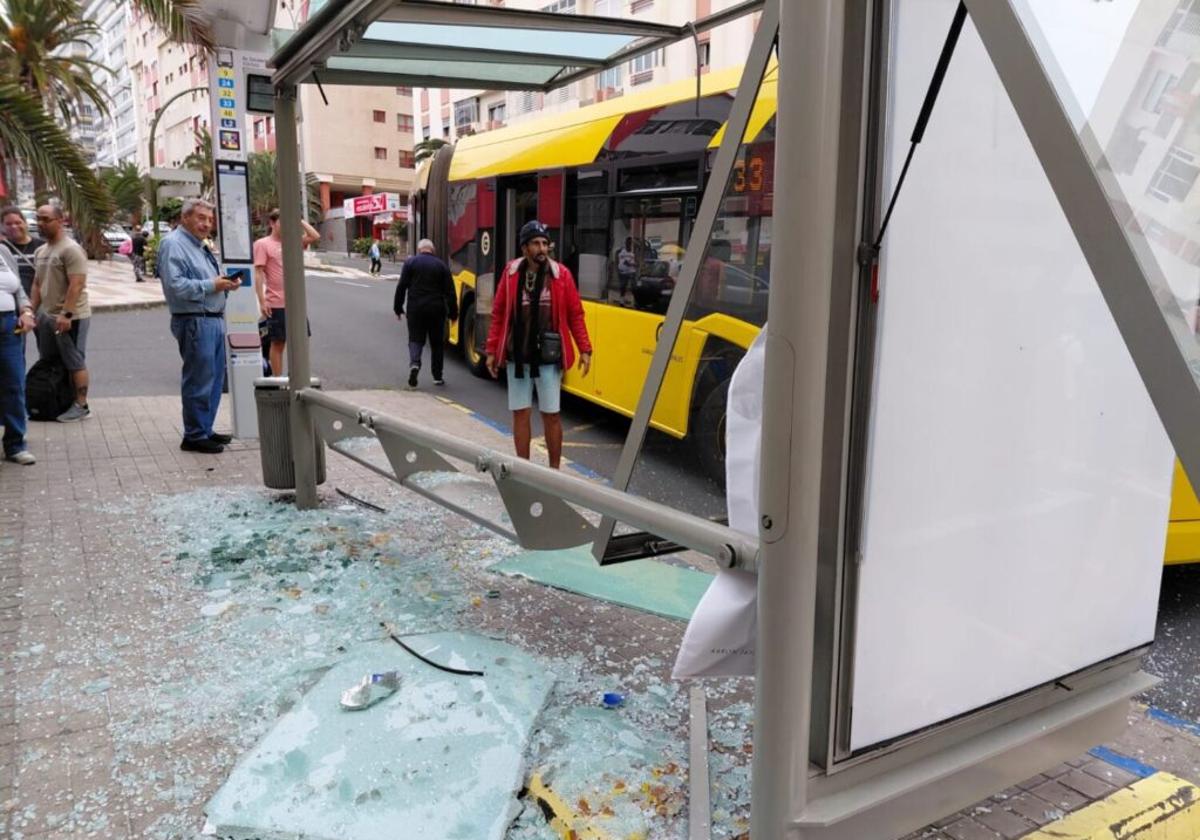 Una guagua choca de frente contra una marquesina en Escaleritas