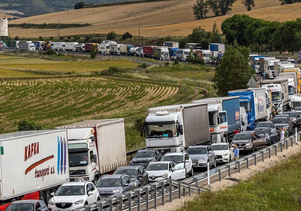 Accidente en la AP-1 en Burgos provoca retenciones kilométricas en Quintanavides