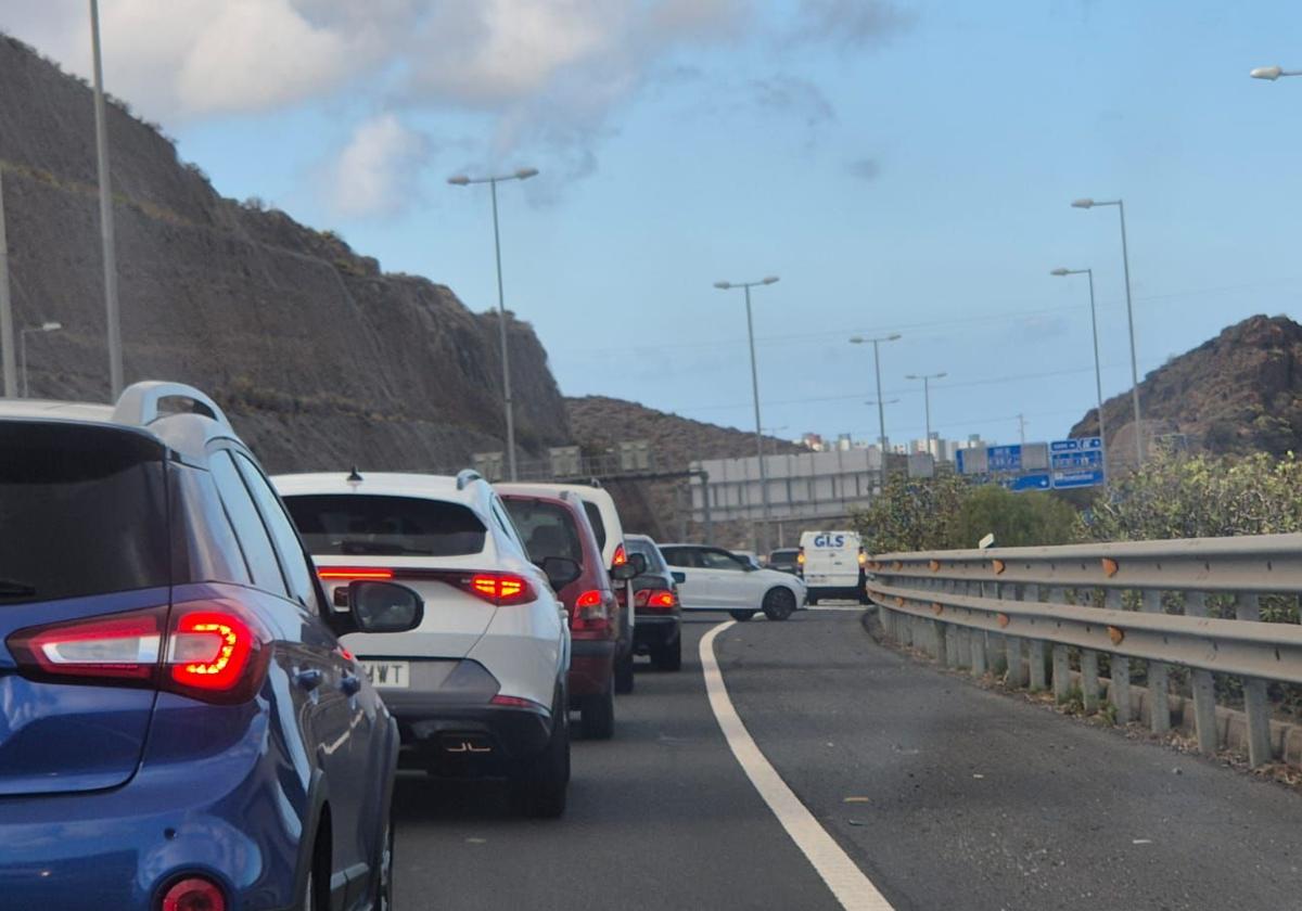 Retenciones en la GC-3 por un accidente múltiple con tres vehículos implicados