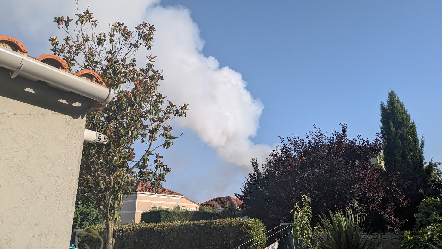 Alerta en el Corredor del Henares por el incendio de una empresa de Azuqueca