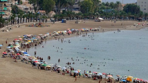 Rescatado un bañista de 90 años en la playa de la Colonia de Águilas