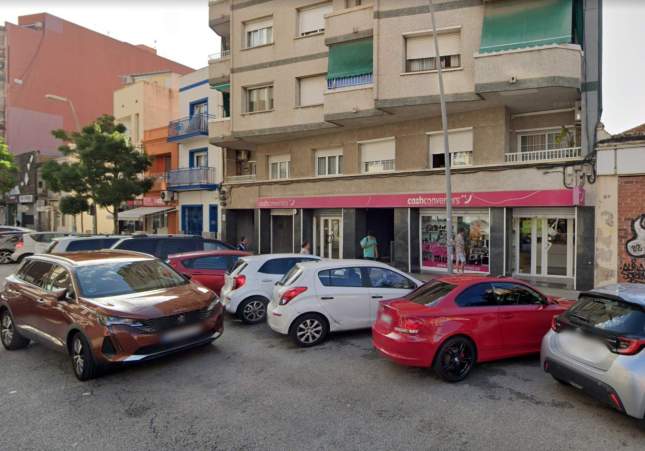 Asaltan violentamente la tienda Cash Converter de Badalona y se llevan joyas por valor de miles de euros