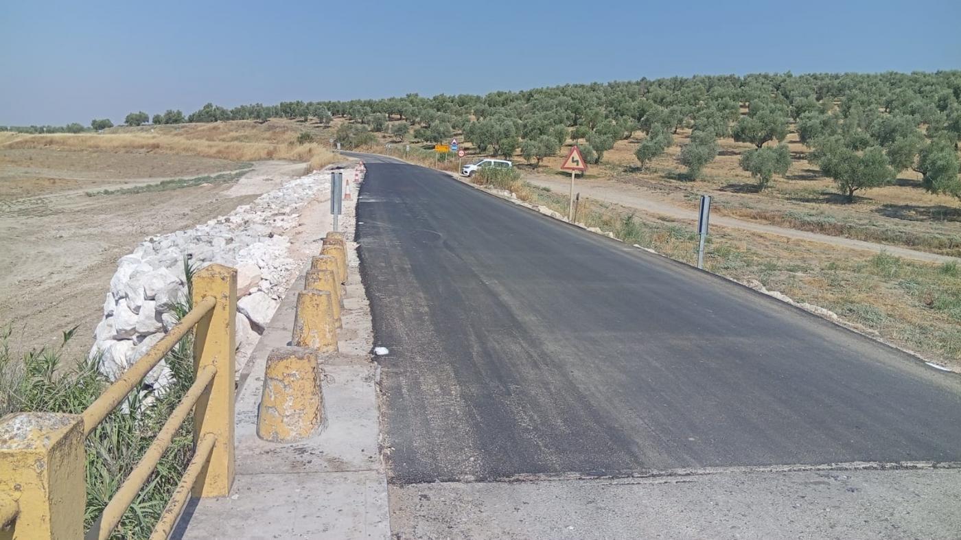 Imagen de un tramo de carretera provincial en reparación este verano - DIPUTACIÓN DE SEVILLA