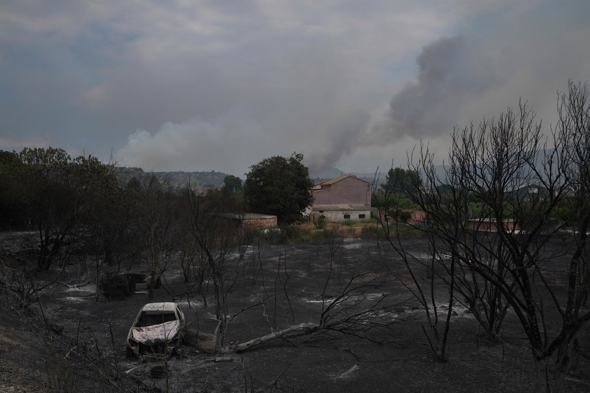 Los bomberos no prevén estabilizar el incendio de Tarragona hasta la noche
