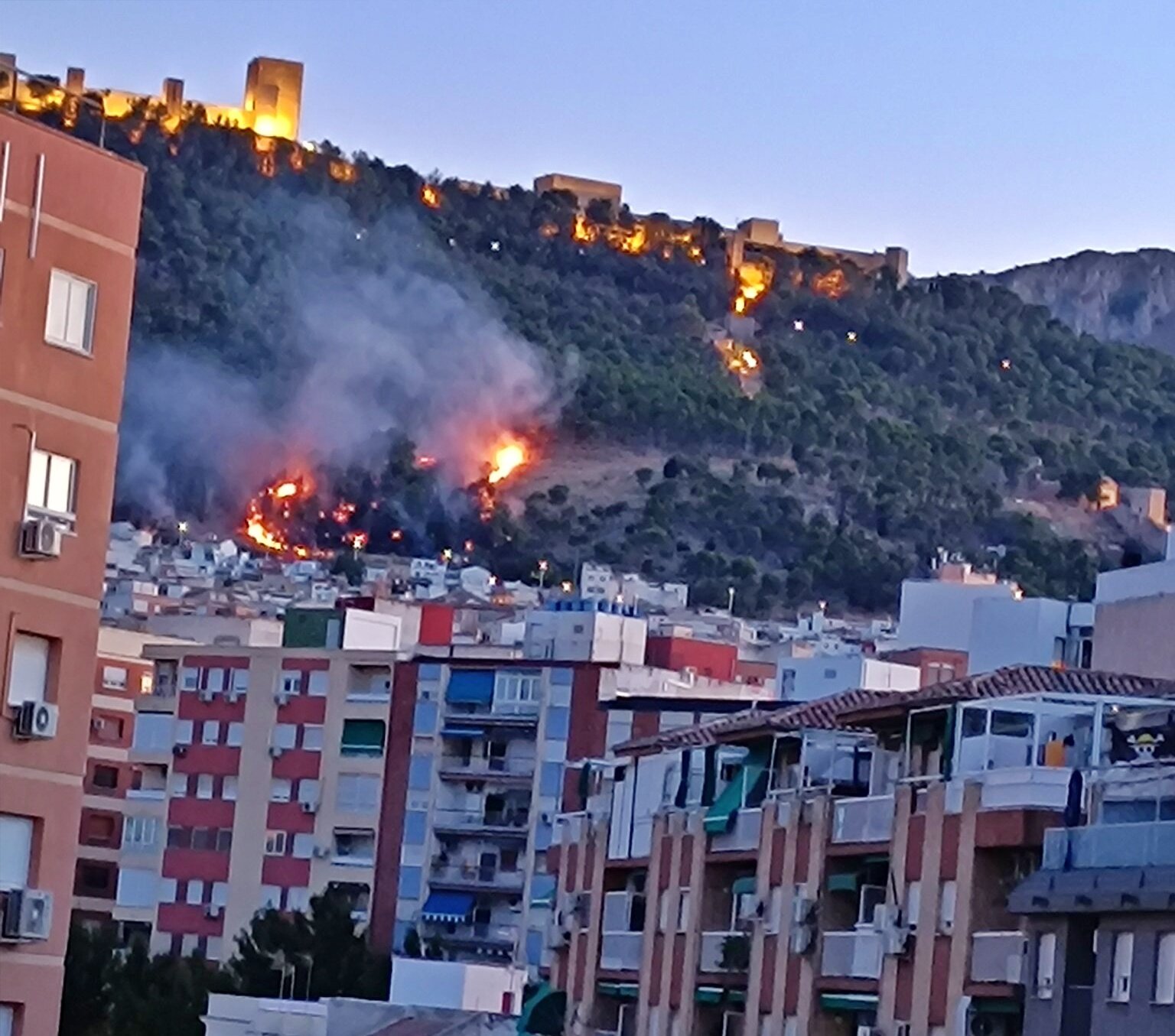 Bomberos de Jaén e Infoca controlan incendio cerca de la fortaleza de la capital