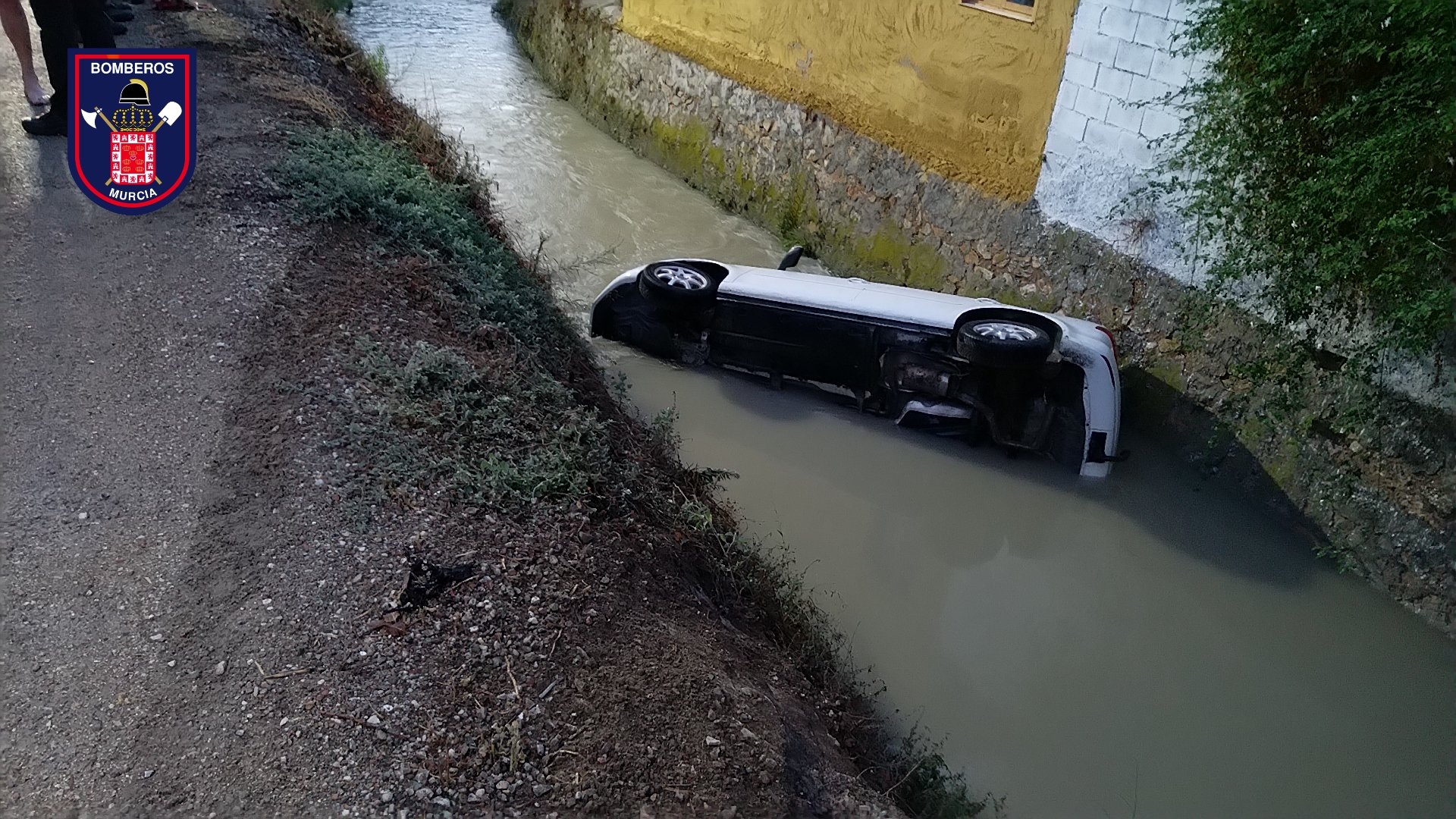 Rescatan a un conductor tras caer a una acequia en Rincón de Beniscornia