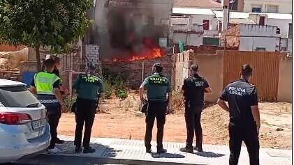 Vídeo: Arde el patio de una vivienda en Lepe por acumulación de basuras y enseres