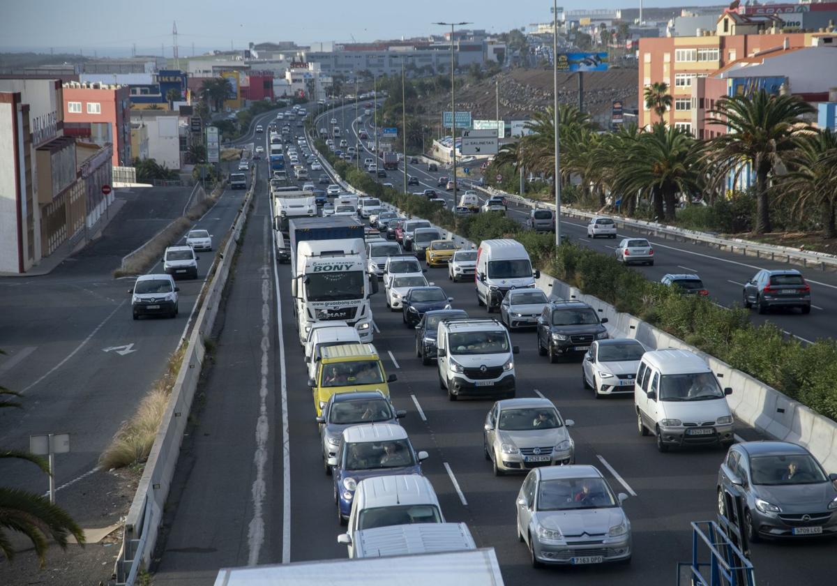 Retenciones en la GC-1 por un camión que perdió dos neumáticos a la altura de El Goro, Telde