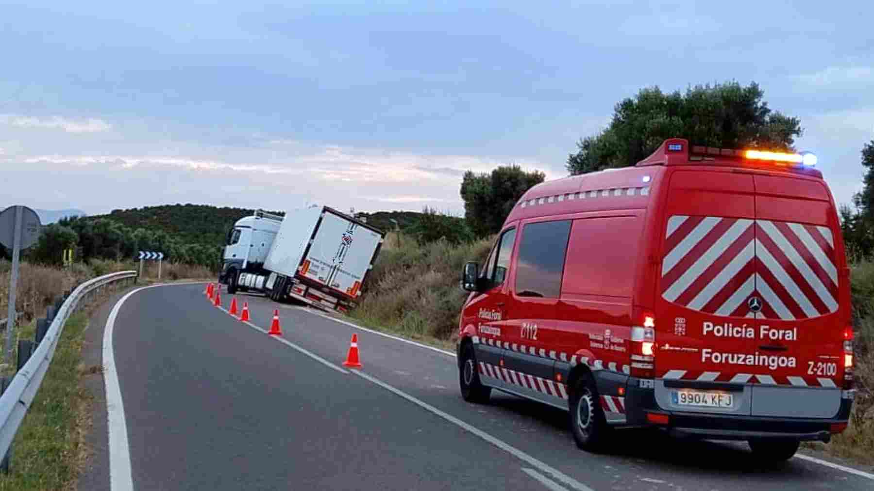 Un camionero se empotra contra el talud de una cuneta en Navarra: la Policía Foral explica el accidente