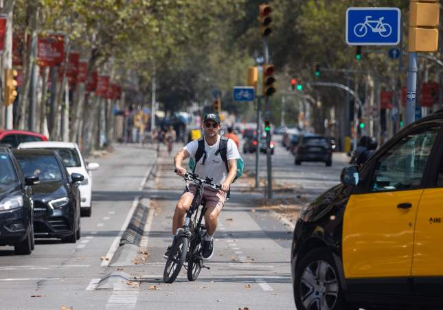 Ciclistas temerarios ponen en peligro a Barcelona en una carrera ilegal por la Diagonal