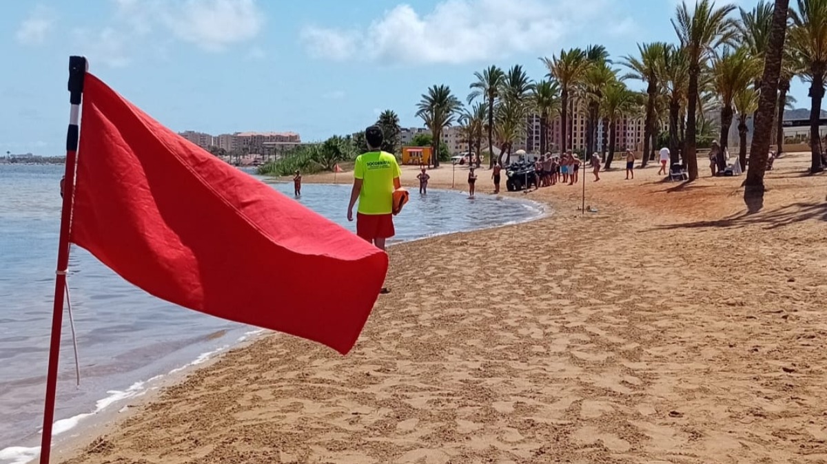 Cerrada al baño la playa de Villas Caravaning de Cartagena
