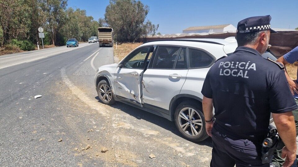 Nuevo accidente en Almonte: un turismo y un camión colisionan en la A-484