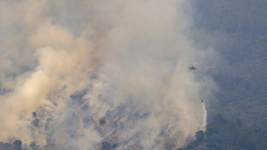 El incendio de Paüls continúa activo tras una noche intensa de lucha