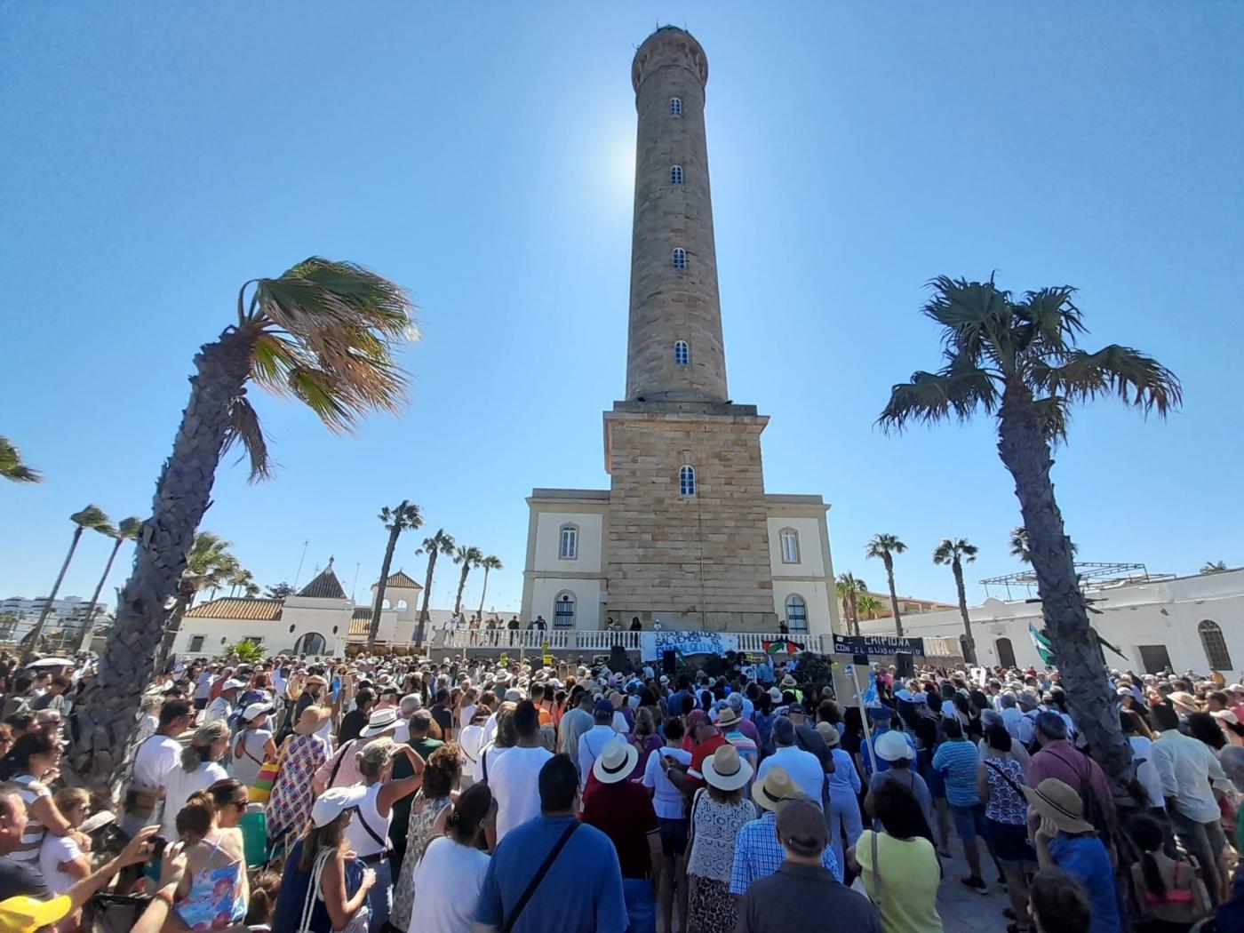 Imagen de la concentración ecologista en Chipiona. - PLATAFORMA EN DEFENSA DEL GUADALQUIVIR